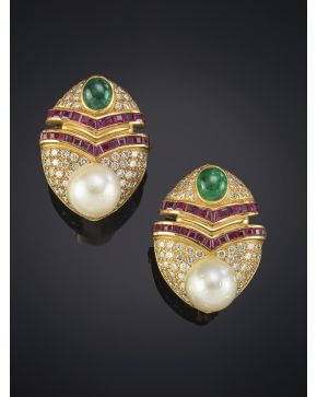 801-FAVORECEDORES PENDIENTES DE BRILLANTES CON HILERAS DE RUBÍES CALIBRADOS Y CABUJÓN DE ESMERALDA. decorados por una perla australiana de intenso oriente