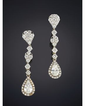 832-ELEGANTES PENDIENTES LARGOS DE BRILLANTES CON UNA PAREJA DE DIAMANTES TALLA PERA CUYO PESO TOTAL ES DE 2.10CT. APROX. ORLADAS DE BRILLANTES UNIDAS A U