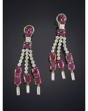 888-ELEGANTES PENDIENTES LARGOS DE CABUJONES DE RUBÍES Y RUBÍES OVALES DE HOMOGÉNEO COLOR CON UN PESO TOTAL DE 14CT. APROX. Clásico diseño en cascada con 