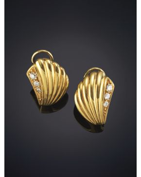 9-PENDIENTES EN FOMRA DE CONCHA DECORADA EN UN LATERAL DE BRILLANTES EN DEGRADÉ. Montura en oro amarillo de 19k.