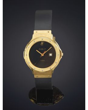 917-HUBLOT MDM CLASSIC. Reloj de pulsera para señora con caja de 32 mm en oro amarillo de 18k y pulsera en caucho con cierre en oro amarillo de 18k. Movim