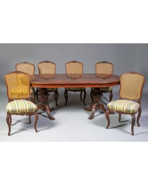612-Juego de comedor compuesto por mesa extensible y seis sillas.