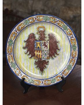 1137-Plato en cerámica esmaltada. c. 1950.