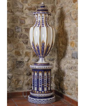 925-Gran jarrón con peana en porcelana. Francia. s. XX