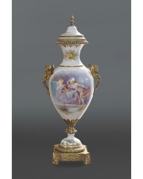 668-Jarrón en porcelana estilo Sevres. c. 1900.