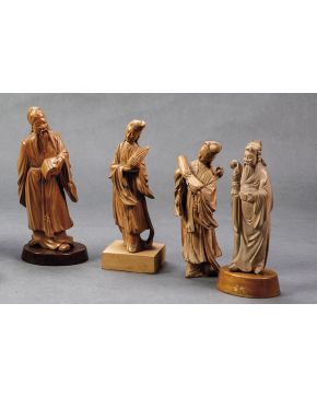 740-Lote de cuatro figuras chinas en madera tallada de sándalo. S. XX.
