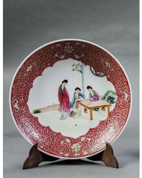 780-Plato en porcelana china con representación de escena cotidiana en el campo. Con marcas. 