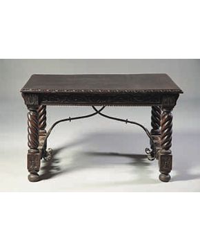 1127-Gran mesa en madera de nogal siguiendo modelos del siglo XVII.