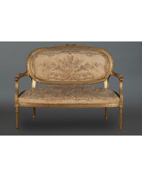 984-Sofá estilo Luis XVI en madera tallada y dorada con tapicería de ramilletes y guirnaldas florales. Faltas y desperfectos. 