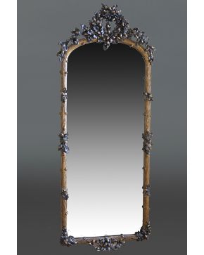 1242-Gran espejo con marco en madera tallada y dorada con guirnalda de ramas con bellotas.