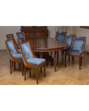 947-Lote de ocho sillas de comedor en madera de raíz con tapicería aterciopelada azul.