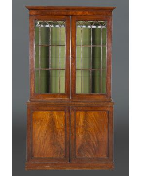 577-Mueble vitrina georgiano. Inglaterra. S. XIX. Parte superior acristalada con arcos apuntados e inferior con doble puerta.