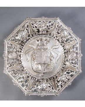 623-Magnífico centro en plata inglesa punzonada con marcas de Londres. platero George Angell. 1864.