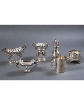 519-Lote de piezas en plata española punzonada: tres chofetas. salvamanteles. sugar caster y jarrita con delicada decoración incisa. Destaca una de las ch