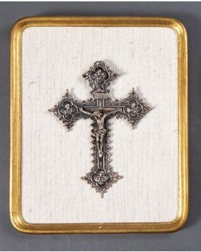 1194-Crucifijo estilo neogótico en plata española punzonada.