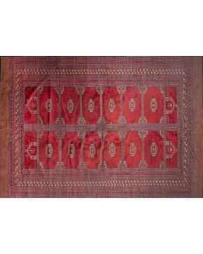 544-Alfombra persa en lana con campo color burdeos y decoración de tipo geométrico.