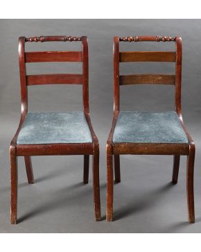 1233-Pareja de sillas en madera con tapicería en azul. s. XIX.