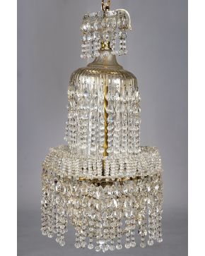 1036-Lámpara en cristal tallado de tres niveles realizada a base de hilos de cuentas.