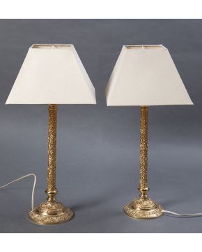 1239-Pareja de lámparas de sobremesa en bronce dorado.