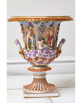 1085-Copa Médici en porcelana de Capodimonte. s. XX.