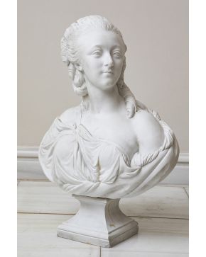 1086-Busto en biscuit francés segun el modelo de Augustin Pajou (París. 1730 - 1809). representando a Madame Du Barry. Marcas incisas en la base. de Sevres