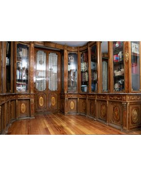 1054-Gran mueble vitrina. España. c. 1910.