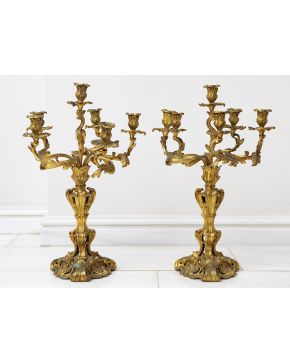 1032-Decorativa pareja de candelabros en bronce dorado estilo Luis XV. Francia mediados s. XIX.