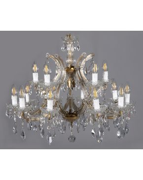 942-Lámpara de techo de 15 luces dispuestas en dos registros estilo Maria Teresa. en cristal tallado y metal dorado. Aplicaciones de flores. gotas colgant