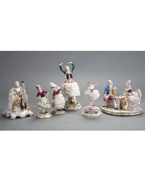 1295-Lote de seis porcelanas centroeuropeas esmaltadas con aplicaciones de encajes. C. 1900.