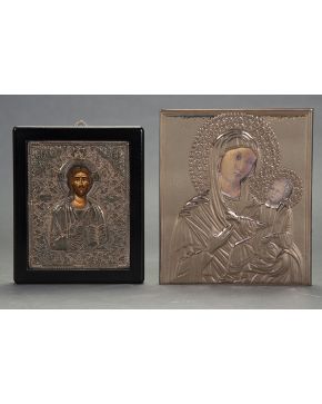 1147-Lote de dos iconos con cubiertas en plata.