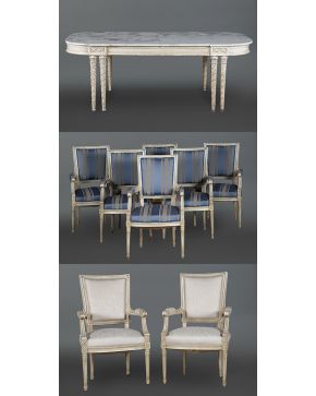 960-Juego formado por mesa de comedor y 8 butacas estilo Luis XVI en madera tallada y pintada en blanco con tapa en mármol blanco veteado. Dos de las buta