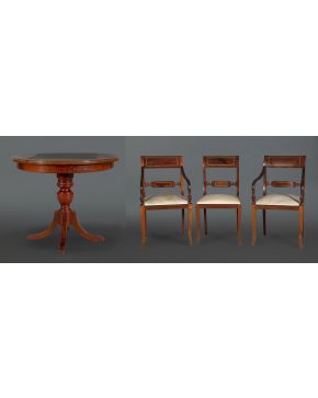 536-Lote estilo inglés formado por: mesa de juego circular con pie sobre cuatro patitas y tapete. dos butacas y silla con filos de marquetería.