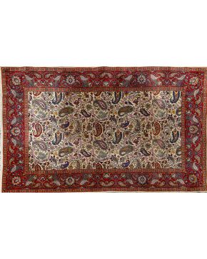 652-Alfombra persa en lana con decoración de cachemira sobre campo beige y cenefa en color granate. 