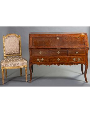 1240-Lote formado por: mueble escritorio Luis XV. Francia. s. XVIII. En madera de palosanto y palorrosa. Con tapa. tapete de cuero y gavetas al interior. T