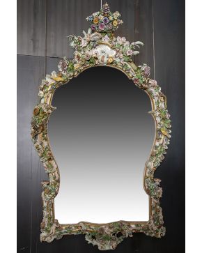669-Gran espejo con marco en porcelana esmaltada de Sajonia. ff. s. XIX.