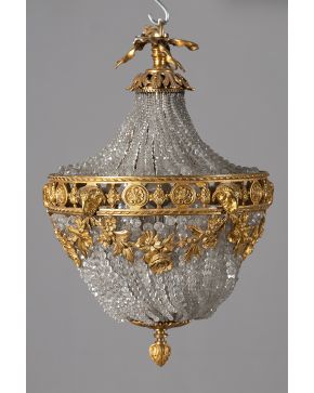1048-Lote de cuatro lamparitas estilo Luis XVI. En bronce dorado e hilos de cuentas de cristal. con decoración de coronas de laurel (una con pequeño desper