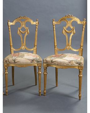 983-Pareja de sillas de baile estilo Luis XVI en madera tallada y dorada. Tapicería con personajes dieciochescos.
