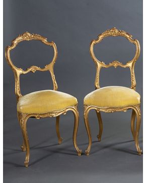 982-Pareja de sillas de baile estilo Luis XV en madera tallada y dorada.