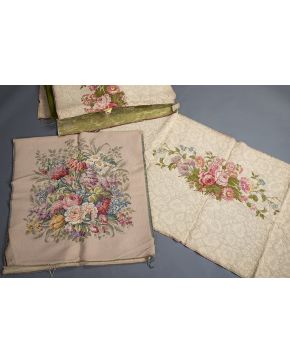 969-Lote de 7 tapicerías francesas. Con bellos motivos florales. Para butacas y canapés. 