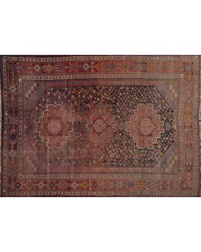 695-Antigua alfombra persa QASHQAI. Región suroeste de Irán. Ultimo tercio del s. XIX. Original diseño. a base de tres medallones de bordes escalonados. q