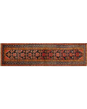 552-Espectacular alfombra de pasillo caucásica KARABAJ. Hacia 1900-1920. Decorada con motivos geométricos y diseños figurativos esquemáticos.