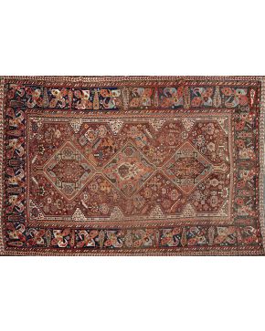 660-Auténtica alfombra persa tribal GASHGAI. en lana anudada a mano. Diseño a base de tres medallones romboidales unidos. y abundantes símbolos. típicos e