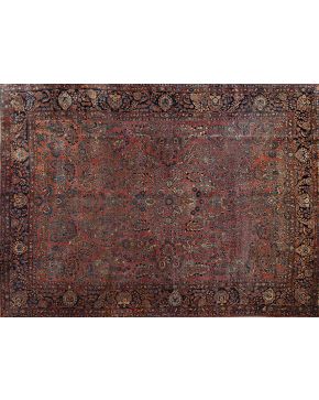 675-Antigua alfombra persa SAROUK. Estas alfombras fueron producidas a principios del s. XX. sobretodo entre 1910 y 1930. para el mercado estadounidense. 