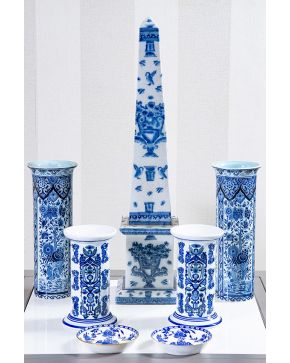 910-Lote de porcelana china blanca y azul compuesto por: gran obelisco. dos parejas de floreros y pareja de cuencos. Algún pelo.