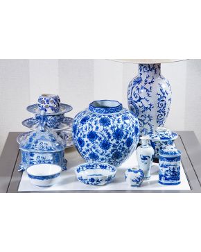 914-Lote formado por lámpara de sobremesa en porcelana esmaltada y jarrón portugués siguiendo modelos orientales del s. XVII. Decoración floral y vegetal.