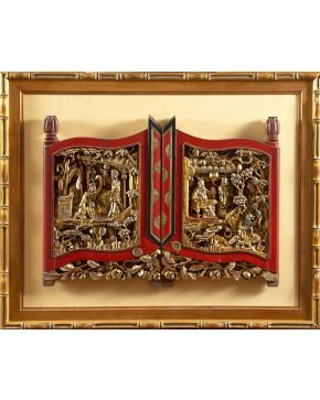 793-Lote de cinco decorativos paneles orientales en madera tallada. calada. dorada y policromada con representación de escenas. jarrones y flores. Enmarca