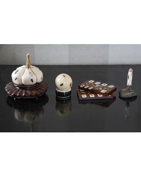 898-Lote formado por tres piezas de marfil con incrustaciones de insectos Shibayama. Japón s. XIX. Sobre peanas de madera.