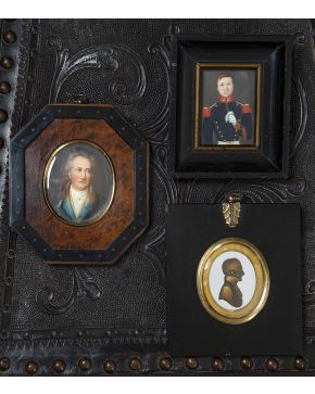 973-Conjunto de tres miniaturas de caballero enmarcadas. s. XIX.