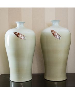 598-Exclusiva pareja de jarrones meiping en porcelana china tono verde agua con caracolas.
