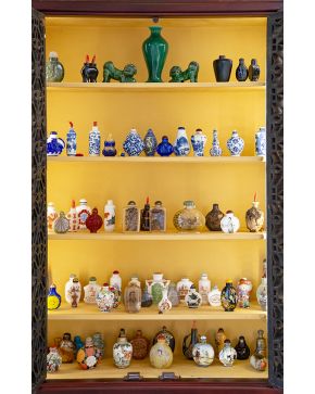 764-Lote de 24 perfumeros orientales de diferentes colores en porcelana y cristal. piedras duras...